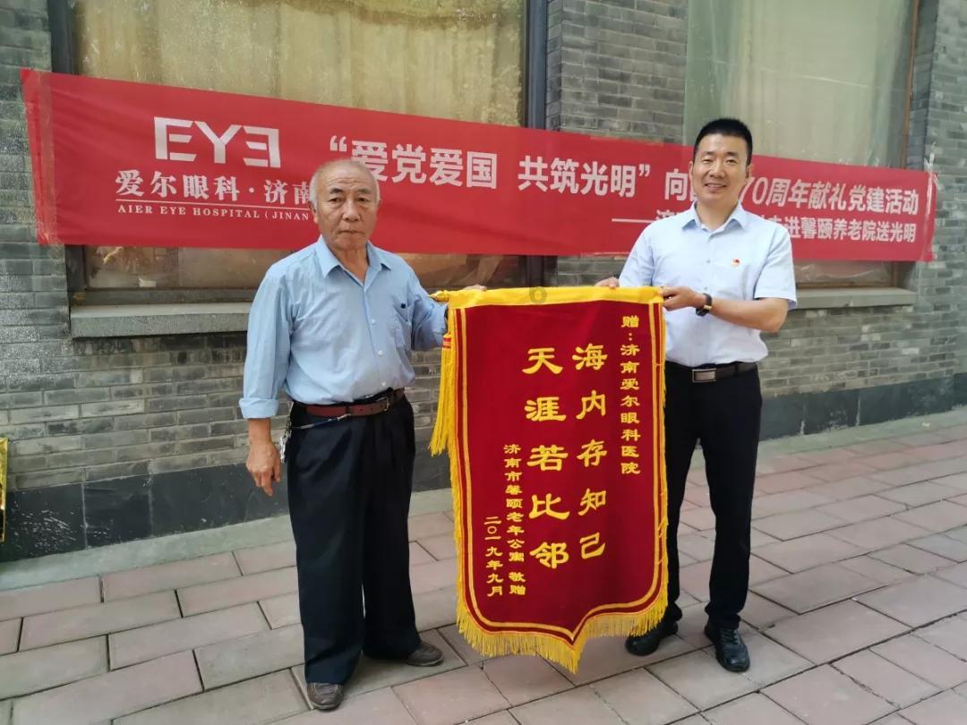 白色印花露肩上衣配灰色半身裙,优雅美丽,彰显十足的气韵,你认为怎么样?-优质有问必答平台,解答您的疑惑
